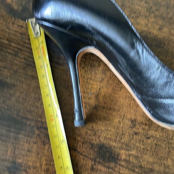 Jimmy Choo Black Leather
Cut-Out Pointed Toe Pumps Size 38 - Picture 13 of 13